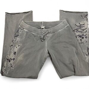 Boho era vintage 2000s Y2K low rise embroidered Asian art. Lucky brand joggers.